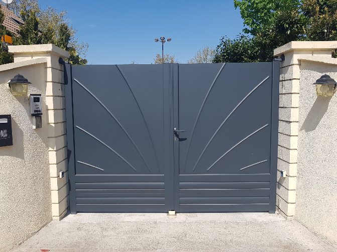 Portail aluminium contemporain gris