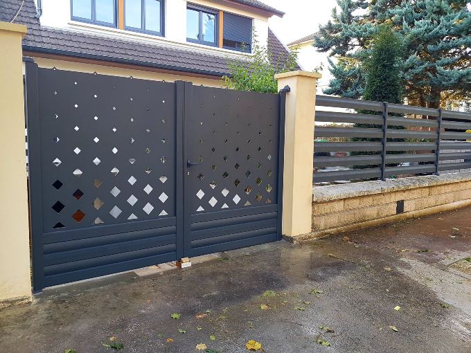 Portail et clôture aluminium assortis