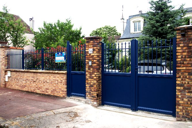 Portail, portillon et clôture bleus