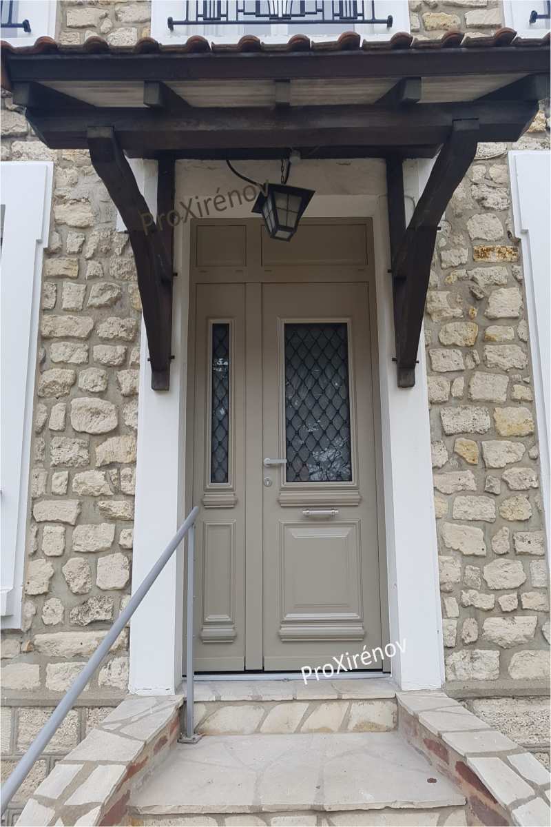Porte d’entrée classique sur maison en meulière