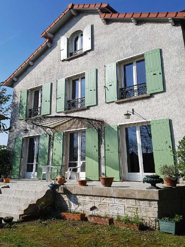 Volets battants verts sur une maison