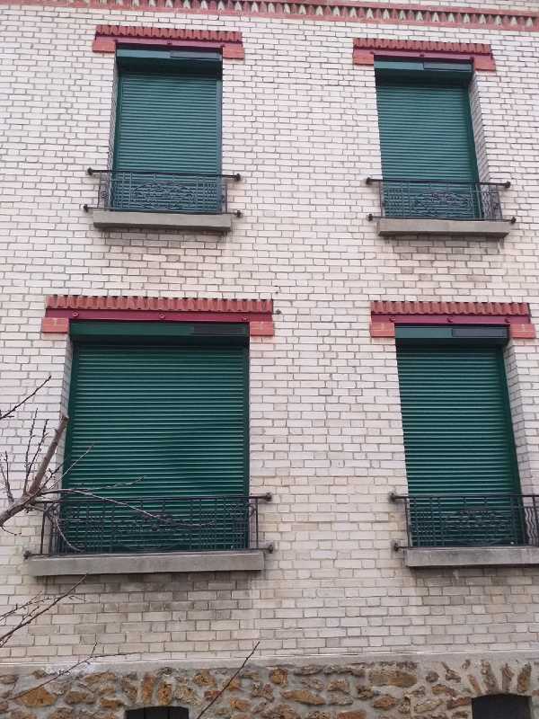 Volet roulant installé sur une maison