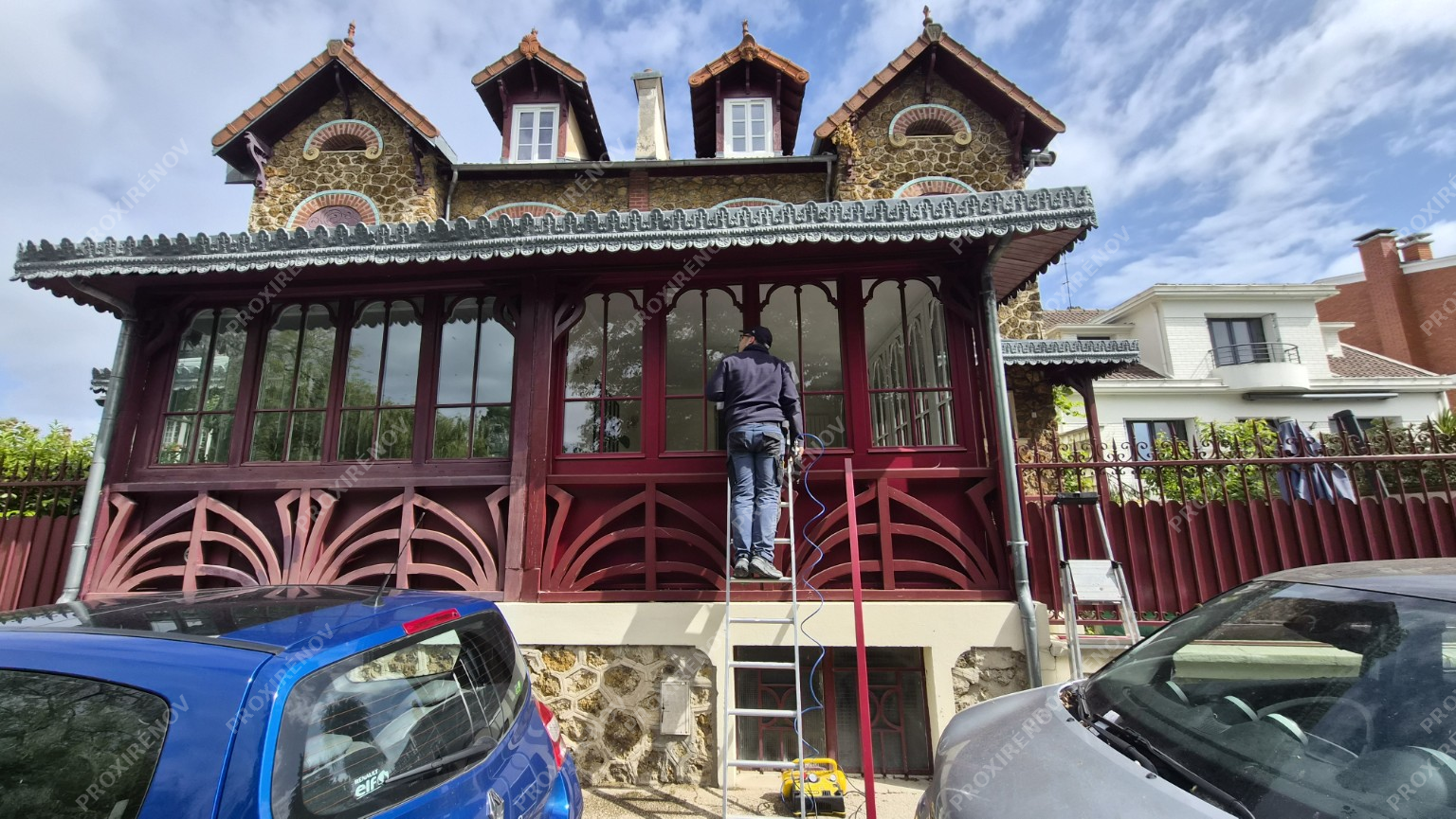 Notre poseur intervient sur la menuiserie traditionnelle en cours de chantier à Bry-sur-Marne