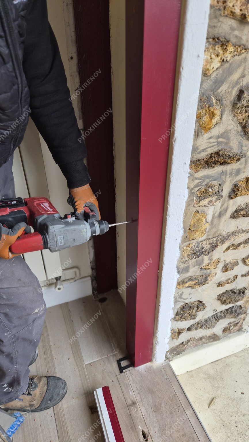 Poseur en train de fixer la menuiserie bois traditionnelle à Bry-sur-Marne