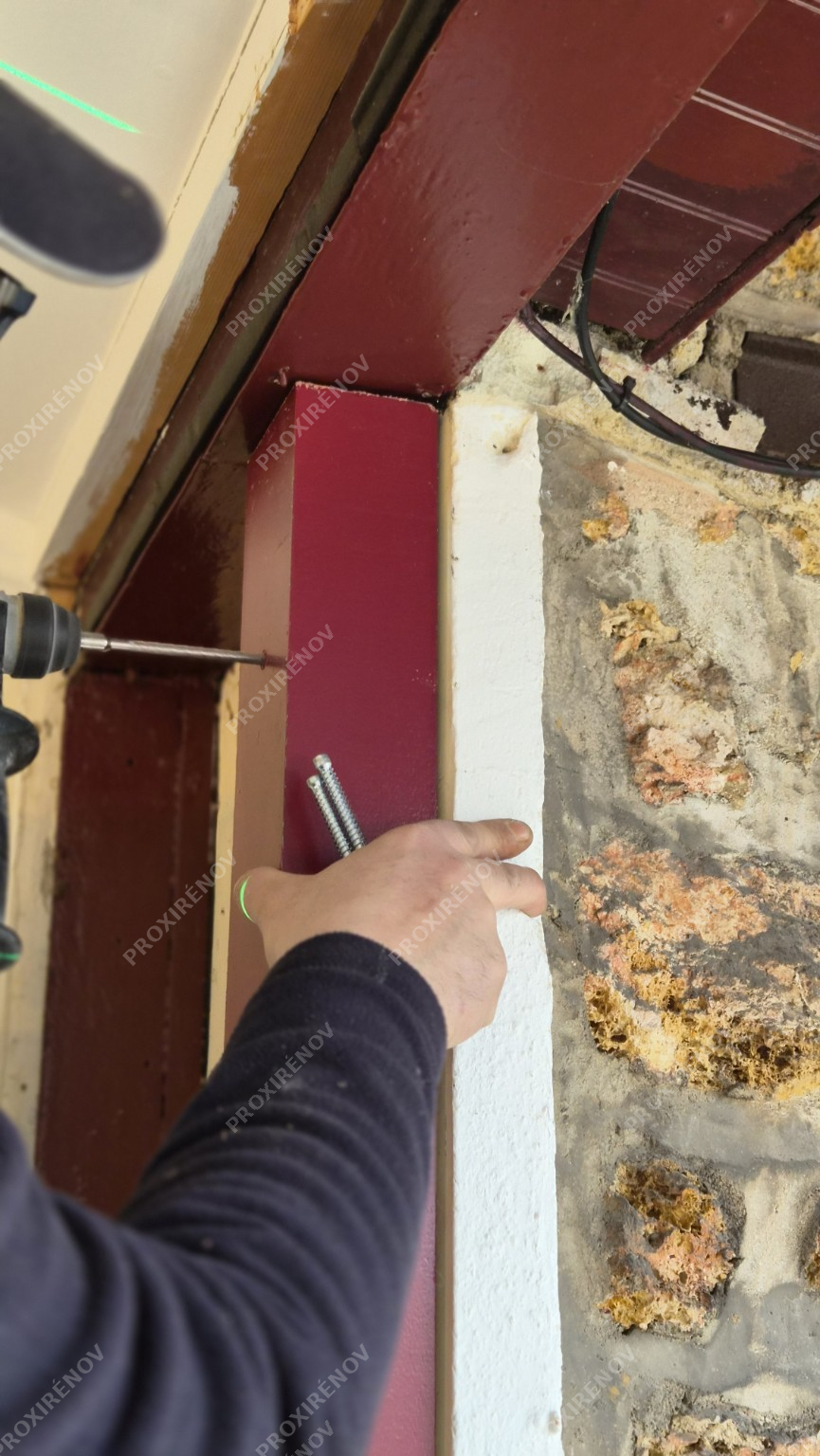 Détail de la pose des montants de menuiserie à Bry-sur-Marne