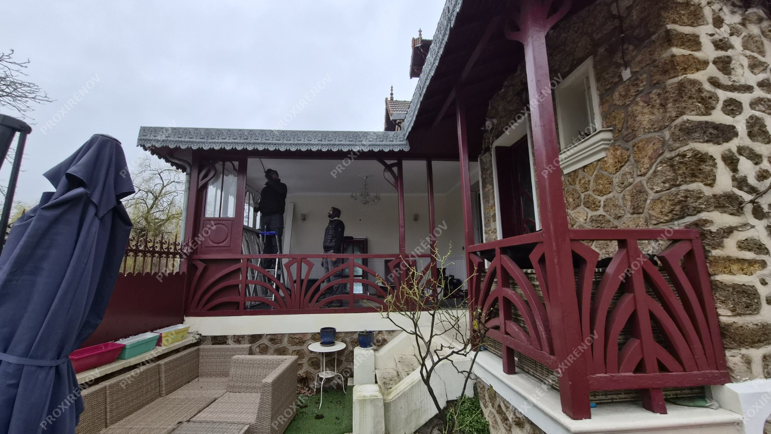 Nos poseurs pendant la réalisation de la menuiserie traditionnelle à Bry-sur-Marne
