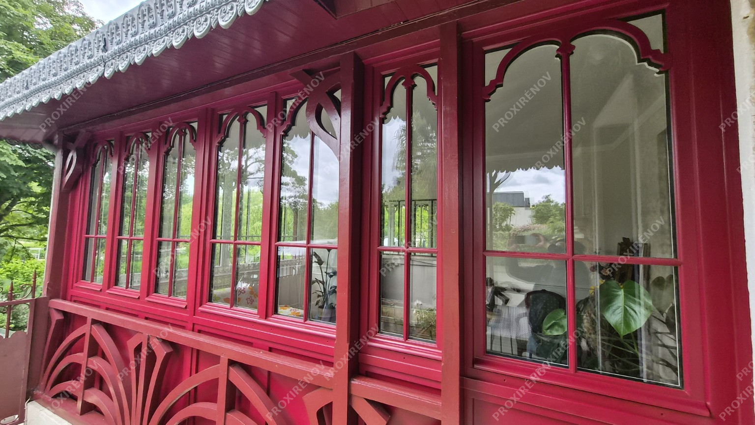 Menuiserie bois traditionnelle avec moulures, réalisée à Bry-sur-Marne